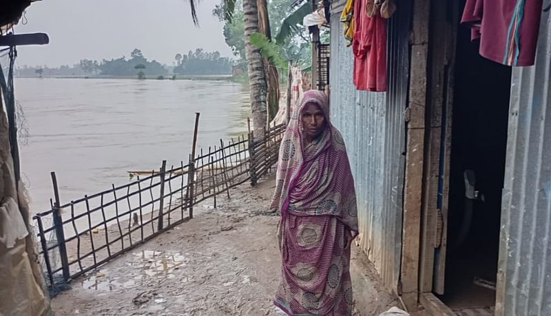 শেরপুরের নালিতাবাড়ীর বাসিন্দা আসিয়া বেগমের উঠোনে এসে ঠেকেছে ভোগাই নদ। যেকোনো সময় নদে বিলীন হয়ে যেতে পারে পুরো ভিটেমাটি। সহায়–সম্বলহীন পাঁচ সদস্যের পরিবারটি ঝুঁকি নিয়েই সেখানে বসবাস করছে